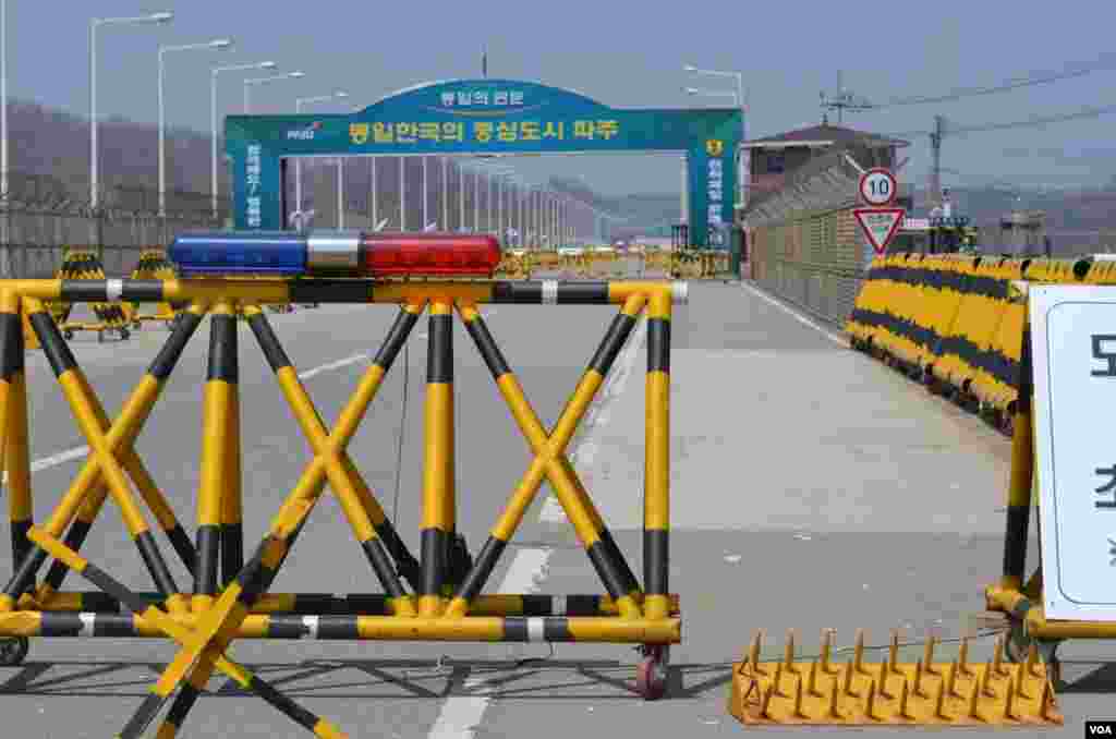 A roadblock in South Korea at Paju where unauthorized traffic is prohibited from heading into the DMZ, April 17, 2013. (VOA/S. Herman)
