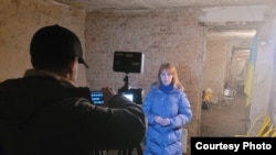 ARHIVA - Urednica Natalija Lucenko sa mreže ICTV uživo se uključuje u program iz skloništa u Kijevu 25. februara 2022. (Foto: Natalija Lucenko) 