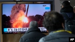 지난 3월 한국 서울의 철도역사 내 TV에서 북한 방사포 발사 관련 뉴스가 방송되고 있다. (자료사진)