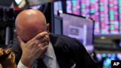 El S&P 500 cayó aproximadamente un 12% a pesar de la medida de la Fed, anunciada el domingo, de reducir las tasas de interés a cerca de cero.