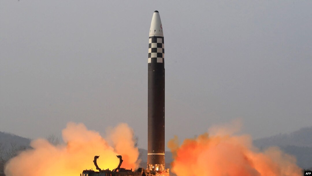 Esta imagen publicada por la Agencia Central de Noticias de Corea (KCNA) muestra el lanzamiento de prueba de lo que los medios estatales llaman un nuevo tipo de misil balístico intercontinental (ICBM), el Hwasongpho-17 desde una ubicación no revelada en Corea del Norte.