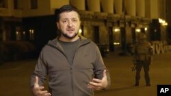 En esta imagen tomada de un video proporcionado por la oficina presidencial de Ucrania, el presidente de Ucrania, Volodymyr Zelenskyy, habla dese Kiev, Ucrania, la madrugada del jueves 24 de marzo de 2022. (Oficina de prensa de la presidencia de Ucrania v