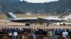 在第14屆珠海航空航天展覽會上，中國製造的殲-20重型隱身戰鬥機停在跑道上供參觀者拍照。（2022年11月8日）