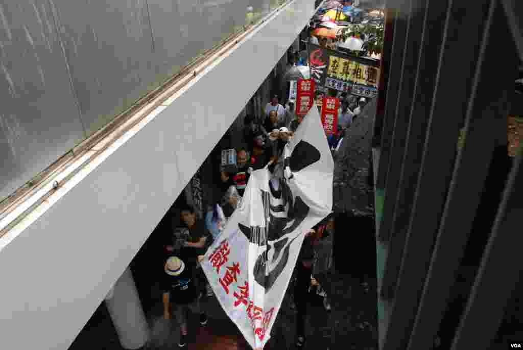 遊行路線要經過一些狹窄的街道,影響遊行隊伍的進道