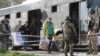 La empleada de la planta siderúrgica Azovstal, Natalia Usmanova, de 37 años, que fue evacuada de Mariúpol, llega a un centro de alojamiento temporal durante el conflicto entre Ucrania y Rusia en el pueblo de Bezimenne en la región de Donetsk, el 1 de mayo de 2022.