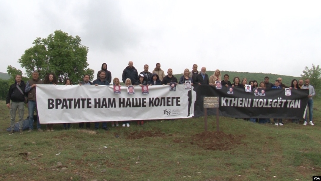Novinari sa Kosova na mestu gde je po deveti put postavljena Spomen ploča nestalim novinarima Đuri Slavuju i Ranku Pereniću, u blizini Orahovca (Foto: VOA)
