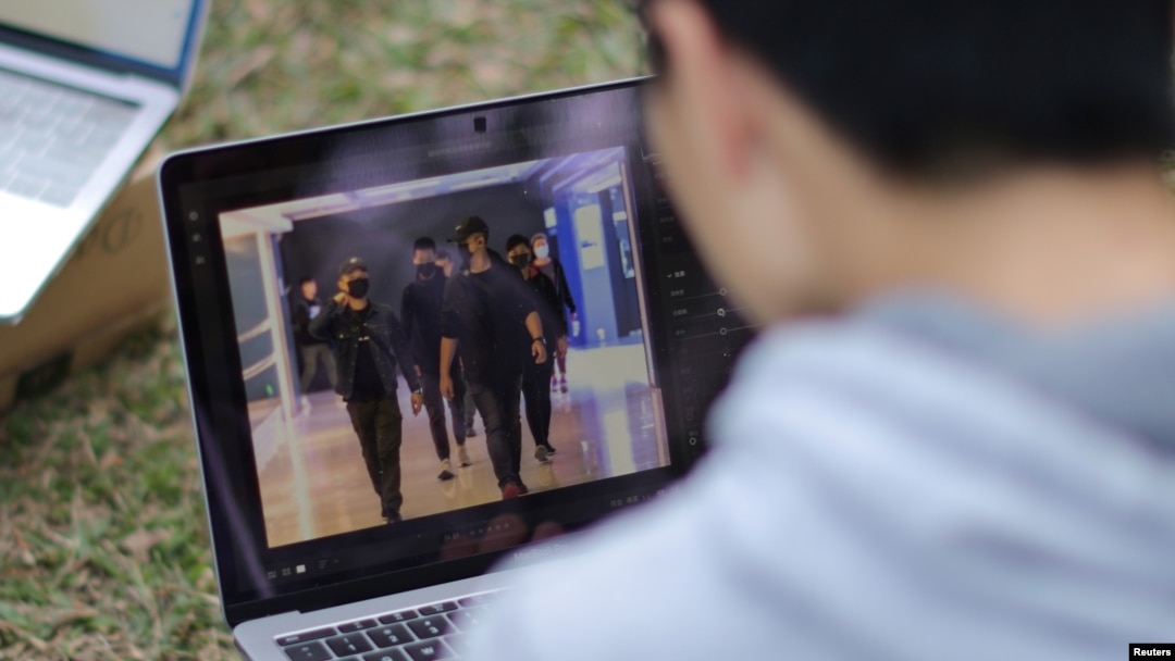 El estudiante periodista Ryan Cheng, de 18 años, mira fotos en su computadora en Hong Kong, el 27 de diciembre de 2019. Foto tomada el 27 de diciembre de 2019.