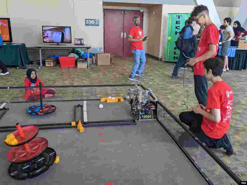 Wanafunzi wa mradi wa kujifunza kujenga Robot wakati wa mkutano wa ICNA