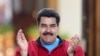 El presidente de Venezuela, Nicolás Maduro, saluda a sus seguidores después de regresar al país al Palacio de Miraflores en Caracas el 17 de enero de 2015. 
