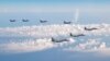 日本和美國戰鬥機2022年5月25日在日本海上空聯合巡航。（美聯社轉自日本自衛隊照片）