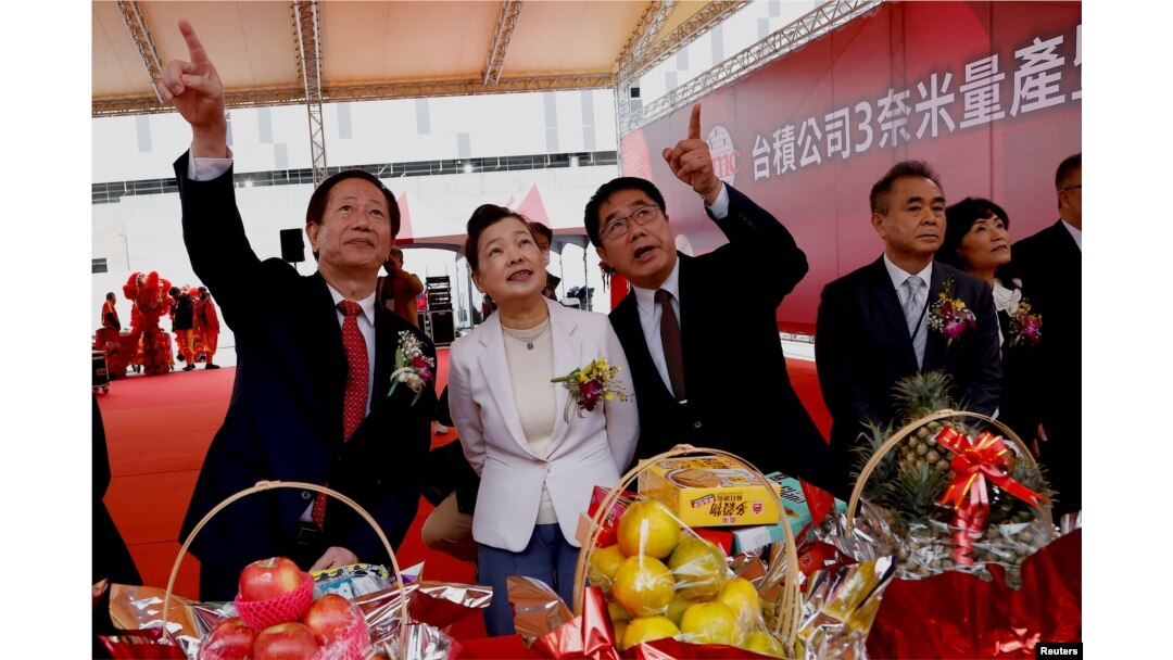 台積電董事長劉德音(左)與台灣政府有關官員在南部科學園區(南科)晶圓18廠新建基地出席三奈米量產暨擴廠典禮。(2022年12月29日)