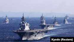 일본 해상자위대의 경항모 '이즈모'가 6일 일본 가나가와현 사가미만에서 열린 국제 관함식에서 항해하고 있다. 