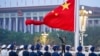 中國解放軍儀仗隊在國慶日的天安門廣場舉行升旗儀式。（2022年10月1日）