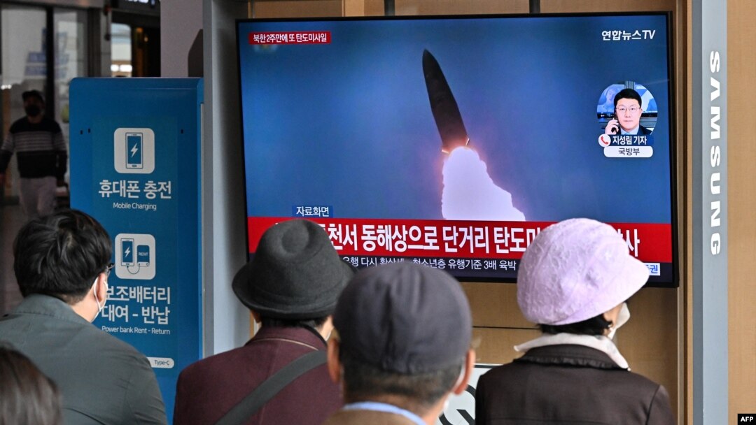 28일 한국 서울 시내 철도역 이용객들이 TV를 통해 북한 탄도미사일 발사 뉴스를 시청하고 있다. 