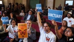Miembros de grupos proinmigrantes celebran la aprobación de una ordenanza en Los Ángeles que ratifica la condición de Ciudad Santuario, el 19 de noviembre de 2024.