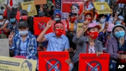 緬甸示威者聚集在仰光街頭繼續抗議軍事政變。（2021年2月18日）（2021年2月18日）