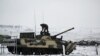 Un miembro del ejército ruso se para en un vehículo de combate de infantería BMP-3 durante los simulacros realizados por las fuerzas armadas del Distrito Militar del Sur en Kadamovsky, región de Rostov, Rusia, el 27 de enero de 2022. 