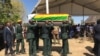 Amasotsha athwele isidumbu sikamuyi uRobert Mugabe, owangcwatshwa eZvimba, Zimbabwe, Sept. 28, 2019. (C. Mavhunga/VOA)