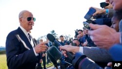 Predsednik Džo Bajden razgovara sa novinarima na Južnom travnjaku Bele kuće u Vašingtonu, 30. januara 2023.