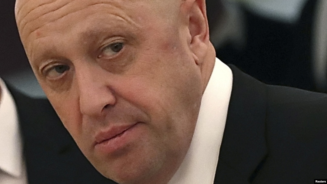 Mfanyabiashara wa Russia na mwanzilishi wa kundi la mamluki la Wagner Yevgeny Prigozhin akitazama mbele ya mkutano na Rais wa Russia Vladimir Putin na mwenzake wa China Xi Jinping.