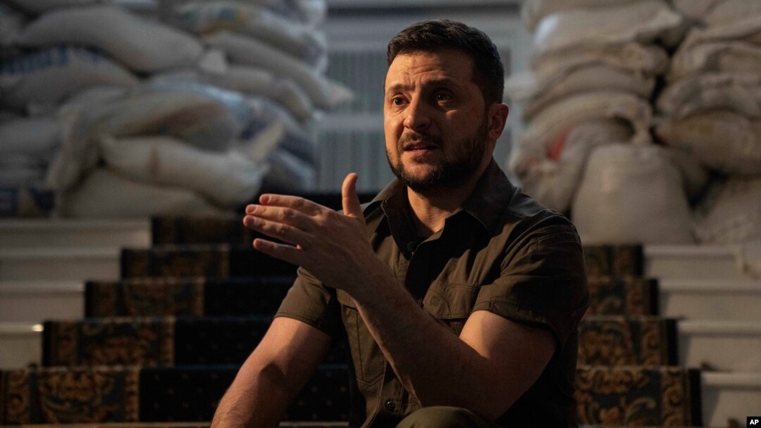 Predsednik Ukrajine Volodimyr Zelenski tokom intervjua sa Asošijeted presom, u svojoj kancelariji u Kijevu, 9. aprila 2022. (Foto: Evgeniy Maloletka)