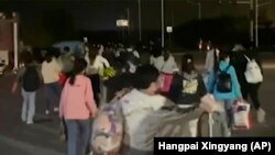 富士康在河南鄭州的蘋果代工廠工人因新冠病毒疫情逃出被封的廠區。（2022年10月29日）