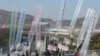 지난 2013년 2월 탈북자단체 자유북한운동연합 회원들이 경기도 파주시 임진각 망배단에서 대북전단을 날려 보내고 있다. (자료사진)