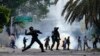 ARCHIVO - Un policía lanza una bomba lacrimógena durante protestas contra los controvertidos resultados electorales en Venezuela, el 29 de julio de 2024, en Caracas. Hay más de 1.800 presos políticos en el país, según varias ONG.