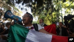 Manifestantes protestan frente a la Embajada de Ecuador en la Ciudad de México, el 6 de abril de 2024. 
