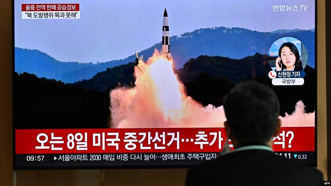 Čovek gleda TV program i snimak raketne probe Severne Koreje, na železničkoj stanici u Seulu, Južna Koreja, 2. novembra 2022.