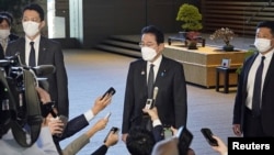 기시다 후미오(가운데) 일본 총리가 지난 2일 도쿄에서 북한의 탄도미사일 발사에 대한 입장을 밝히고 있다. (자료사진)