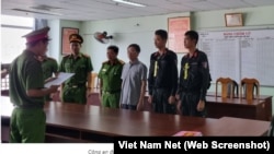 Nguyên Cục trưởng Cục Đăng kiểm Việt Nam Trần Kỳ Hình (giữa) bị công an bắt hôm 17/1 với các buộc nhận hối lộ trong vụ án xảy ra tại cục này ở TPHCM và nhiều tỉnh thành trong cả nước.
