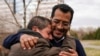 Un simpatizante abraza al ex candidato presidencial nicaragüense Félix Maradiaga tras su llegada a EEUU, el jueves 9 de febrero de 2023.