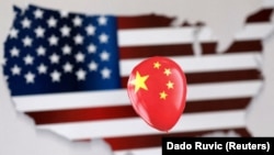 美國國旗圖案的地圖與中國國旗圖案的氣球圖示