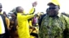 Umkhokheli webandla leCitizens Coalition for Change, Nelson Chamisa, lomsekeli wakhe, uMnu. Tendai Biti, ngesikhathi befika emhlanganweni webandle leli eMasvingo wokukhankasela ukhetho oluzayo. (VOA)