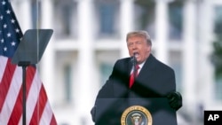 El entonces presidente Donald Trump habla a sus seguidores en Washington el 6 de enero de 2021 durante el acto de protesta en el que afirmó sin pruebas que había sido víctima del robo de las elecciones, lo que condujo a los sucesos del asalto al Capitolio.