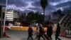 Ciudadanos ucranianos caminan junto con activistas en el lado mexicano de la frontera después de que las autoridades de Aduanas y Protección Fronteriza les negaron el ingreso a los Estados Unidos bajo el Título 42, en el puerto de cruce de San Ysidro, el 9 de marzo 2022.