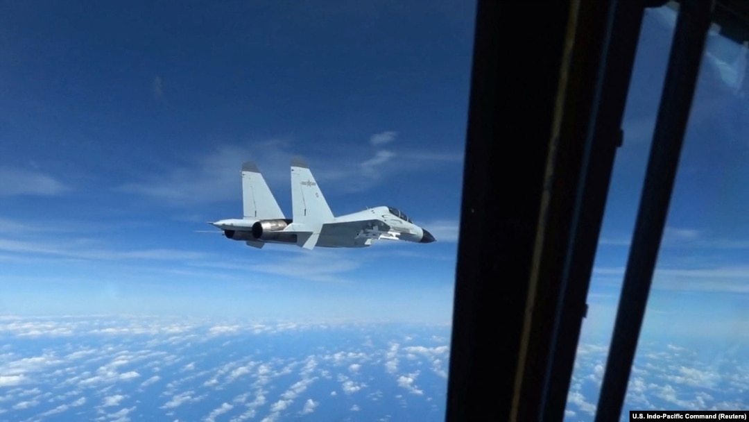 據美國軍方稱，一架中國海軍殲-11戰機在南中國海上空的國際空域靠近美國空軍RC-135飛機飛行，視頻拍攝於2022年12月21日。