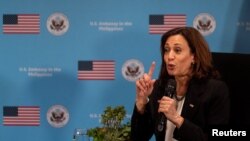 La vicepresidenta de Estados Unidos, Kamala Harris, habla durante una reunión en el ayuntamiento, en un hotel en Manila, Filipinas, el 21 de noviembre de 2022. REUTERS/Lisa Marie David
