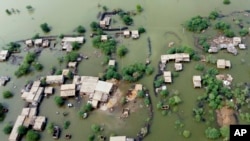 Rumah-rumah warga terendam banjir di kota Sohbat Pur, sebuah distrik di provinsi Baluchistan, Pakistan barat daya, 30 Agustus 2022 (foto: dok). 