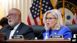 Bennie Thompson y Liz Cheney, presidente y vicepresidenta de la comisión investigadora del ataque del 6 de enero de 2021 hablan durante la primera audiencia pública el 9 de junio de 2022.
