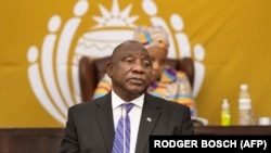 Cyril Ramaphosa discursando no parlamento sul-africano depois de acusado de ocultação de dinheiro
