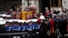 El ataúd de la reina Isabel II se coloca en un carro de armas durante su funeral en la Abadía de Westminster en el centro de Londres el lunes 19 de septiembre de 2022.