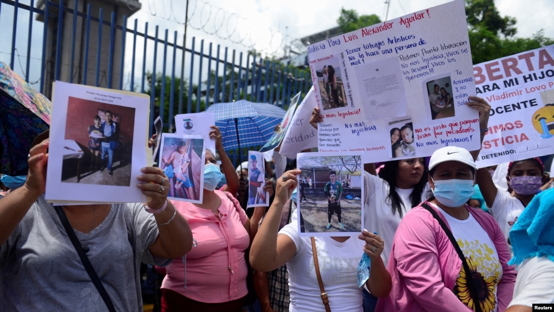 Manifestantes sostienen carteles durante una protesta para exigir la liberación de sus familiares que fueron detenidos durante el estado de emergencia para frenar la violencia de las pandillas, en San Salvador, El Salvador, el 26 de julio de 2022. REUTERS/Jessica Orellana