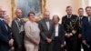 El líder de la mayoría del Senado, Chuck Schumer, centro, junto a Paivi Nevala, ministra consejera de la Embajada de Finlandia (izq), y Karin Olofsdotter, embajadora de Suecia en EEUU, antes de la votación del Senado, en Washington, el 3 de agosto de 2022.