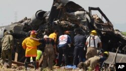 El personal de emergencia trabaja junto a un helicóptero Blackhawk de la Marina que se estrelló después de apoyar a quienes llevaron a cabo la captura del narcotraficante Rafael Caro Quintero, cerca de Los Mochis, estado de Sinaloa, México, el viernes 15 de julio de 2022.