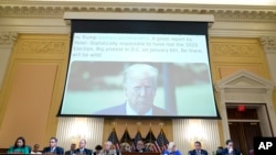 Una imagen de un tuit del expresidente Donald Trump se muestra en una audiencia celebrada por el comité selecto de la Cámara que investiga el ataque del 6 de enero al Capitolio de EE. UU., el 9 de junio de 2022.