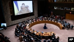 Rais wa Ukraine Volodymyr Zelenskyy akihutubia baraza la usalama la umoja mataifa lenye makao yake makuu New York, kwa njia ya video, April 5, 2022. PICHA: AP