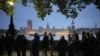 Gente haciendo fila para presentar sus respetos a la fallecida reina Isabel II en el Salón de Westminster en Londres, el jueves 15 de septiembre de 2022. (AP Foto/Markus Schreiber)