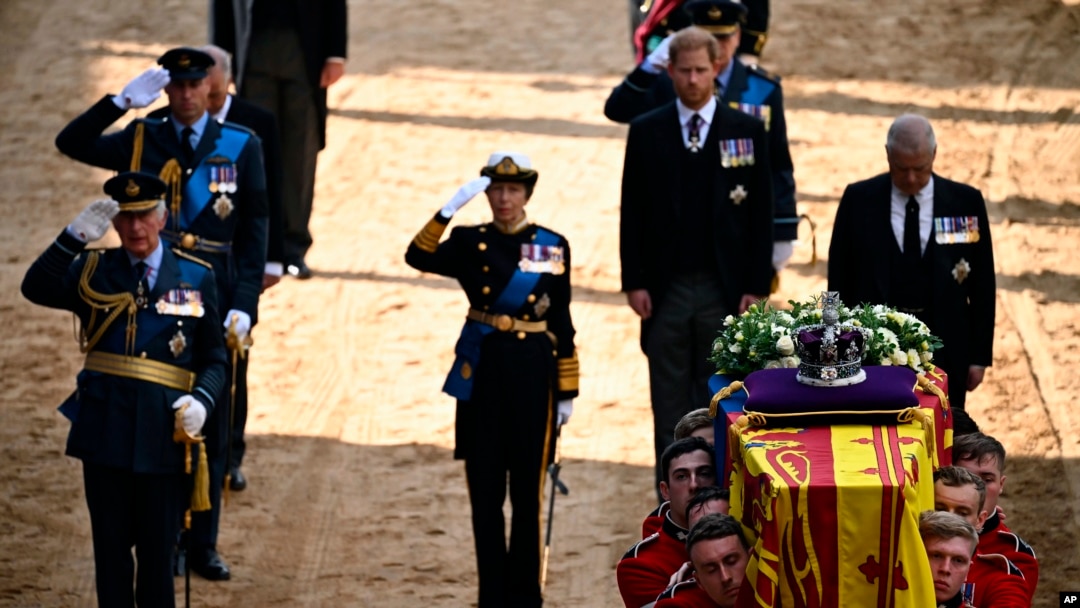 Mfalme Charles III, Prince William, Princess Anne, wakilipigia saluti pamoja na Prince Andrew, wakati jeneza la Malkia Elizabeth II, likiingizwa katika Kasri ya Westminster, London, Jumatano, Septemba 14, 2022. (Ben Stansall/Pool via P)